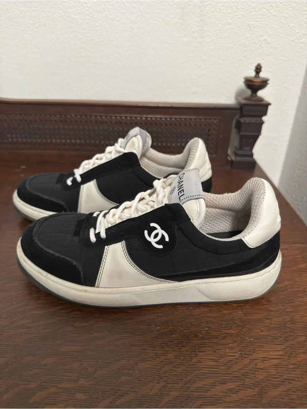 Chanel 2023 CC Logo Low-Top Sneakers Black White Suede Size 39 Authentic